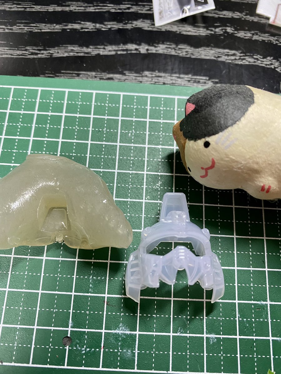SakagenJ's tweet photo. ＃ガンプラ　#SDガンダム #SDνガンダム　#ソリッドクリア
LEDで点灯テスト〜😄✨
ミケ〝アレ❓頭の四角い所も緑色ニャ⁉️このままだと白ニャ💦〟
あっ🤭ホンマや❗️

というわけで、そこも緑色にする為に型取りします❗️

また明日❣️ https://t.co/dA7LIw9fxW