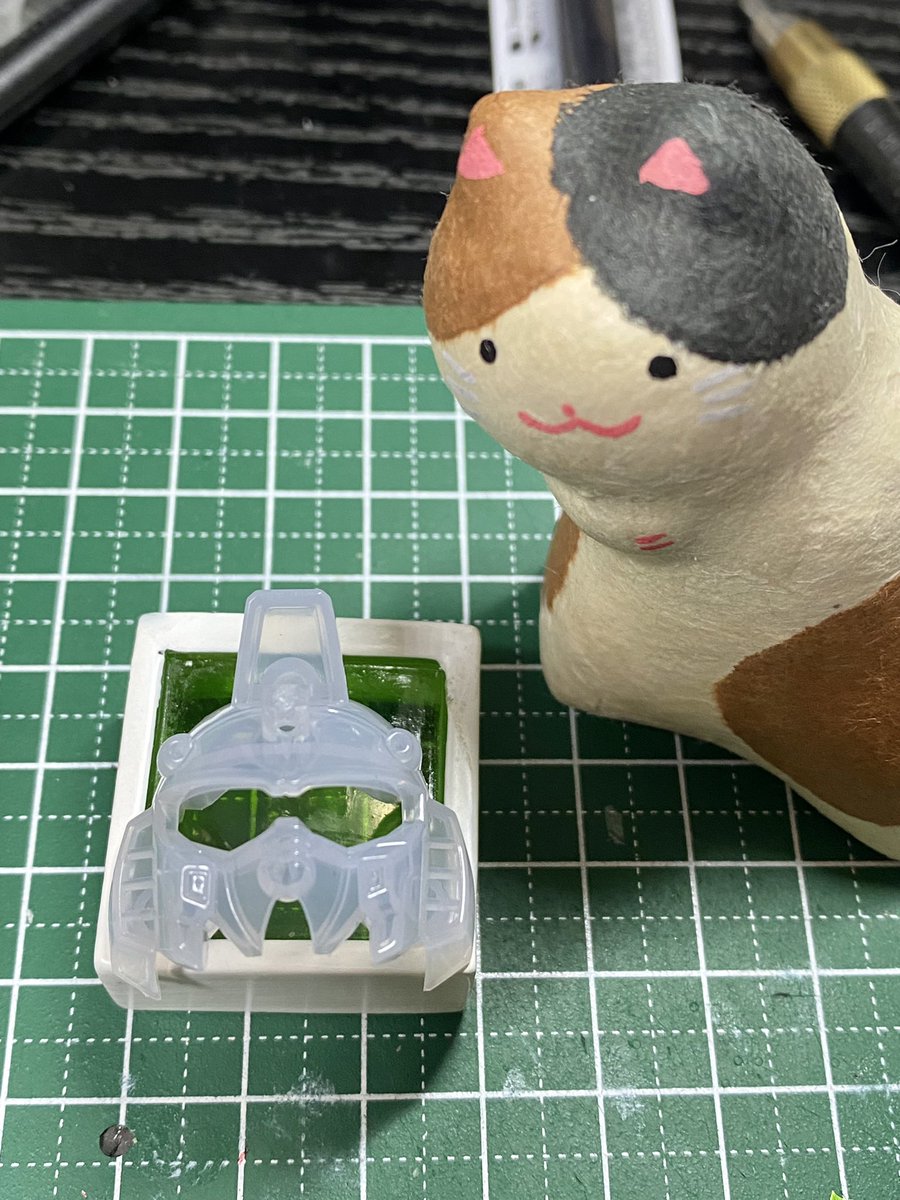 SakagenJ's tweet photo. ＃ガンプラ　#SDガンダム #SDνガンダム　#ソリッドクリア
LEDで点灯テスト〜😄✨
ミケ〝アレ❓頭の四角い所も緑色ニャ⁉️このままだと白ニャ💦〟
あっ🤭ホンマや❗️

というわけで、そこも緑色にする為に型取りします❗️

また明日❣️ https://t.co/dA7LIw9fxW