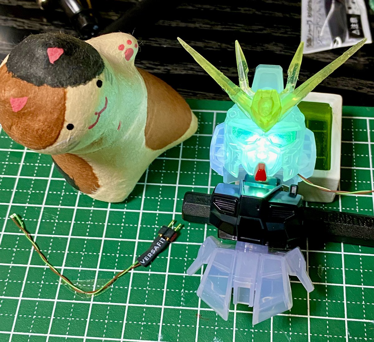 SakagenJ's tweet photo. ＃ガンプラ　#SDガンダム #SDνガンダム　#ソリッドクリア
LEDで点灯テスト〜😄✨
ミケ〝アレ❓頭の四角い所も緑色ニャ⁉️このままだと白ニャ💦〟
あっ🤭ホンマや❗️

というわけで、そこも緑色にする為に型取りします❗️

また明日❣️ https://t.co/dA7LIw9fxW