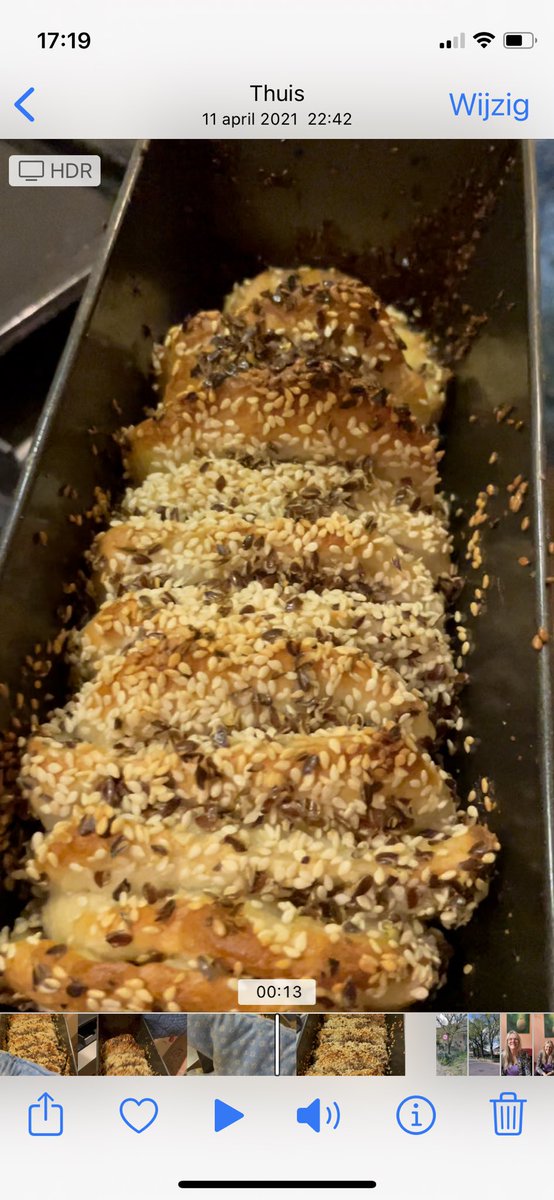 ellybiesters1's tweet photo. @HiskeVersprille @MakkelijkeEters @joelbroekaert Een soort van bagelbrood moest het worden…. Mmmmmmm… rechtstreeks de vuilnisbak in 😂 https://t.co/gMQiPacYXp