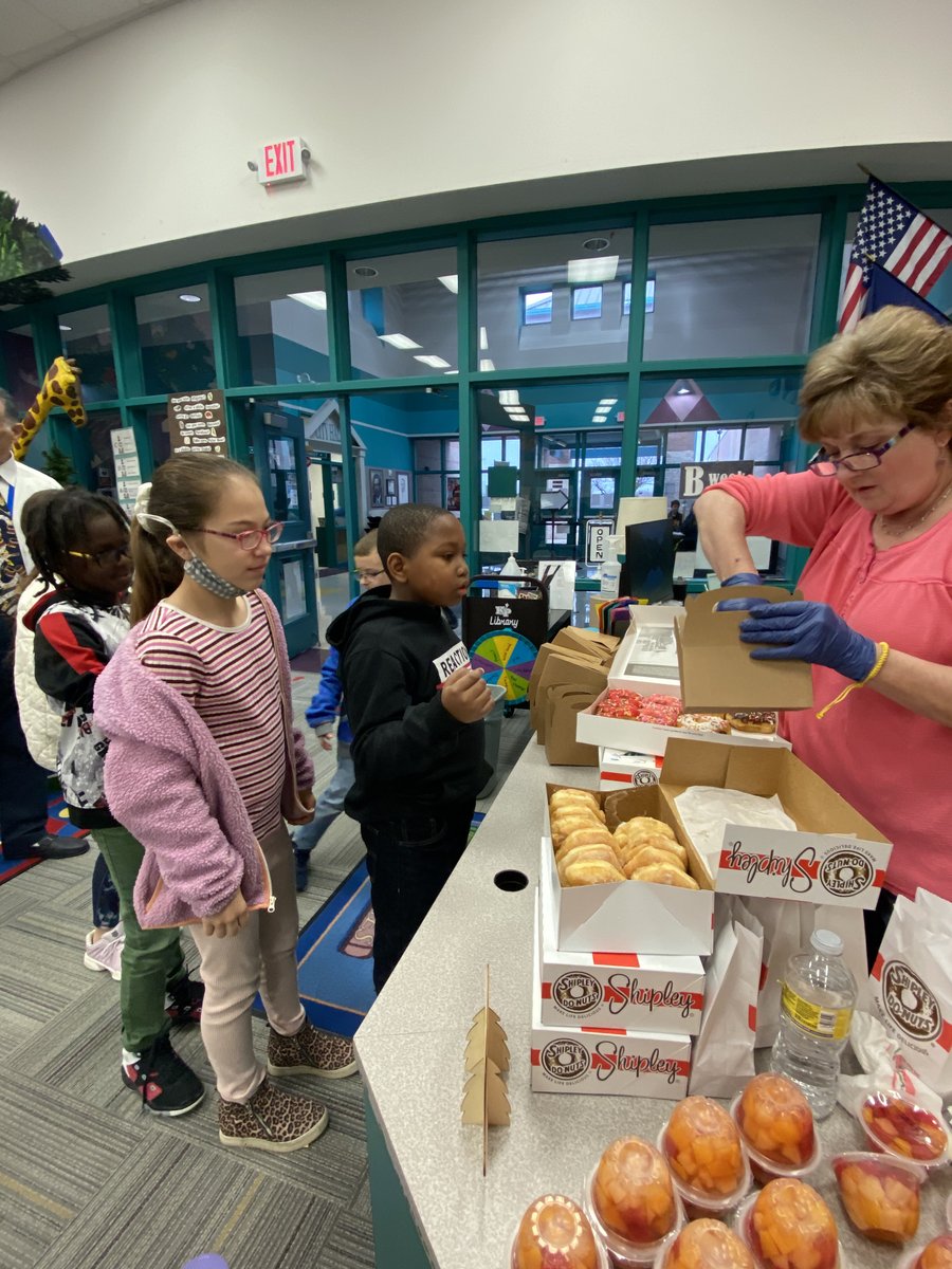 KPESstars's tweet photo. More than 26 #kpstars earned membership into the @TBABooks Bluebonnet Club by reading 5+ books 📚 from the 21/22 list. Students were treated to a donut breakfast and activities related to this year’s books! @TISDLib @TempleISD Temple Independent School District https://t.co/DGOFWrf9DJ