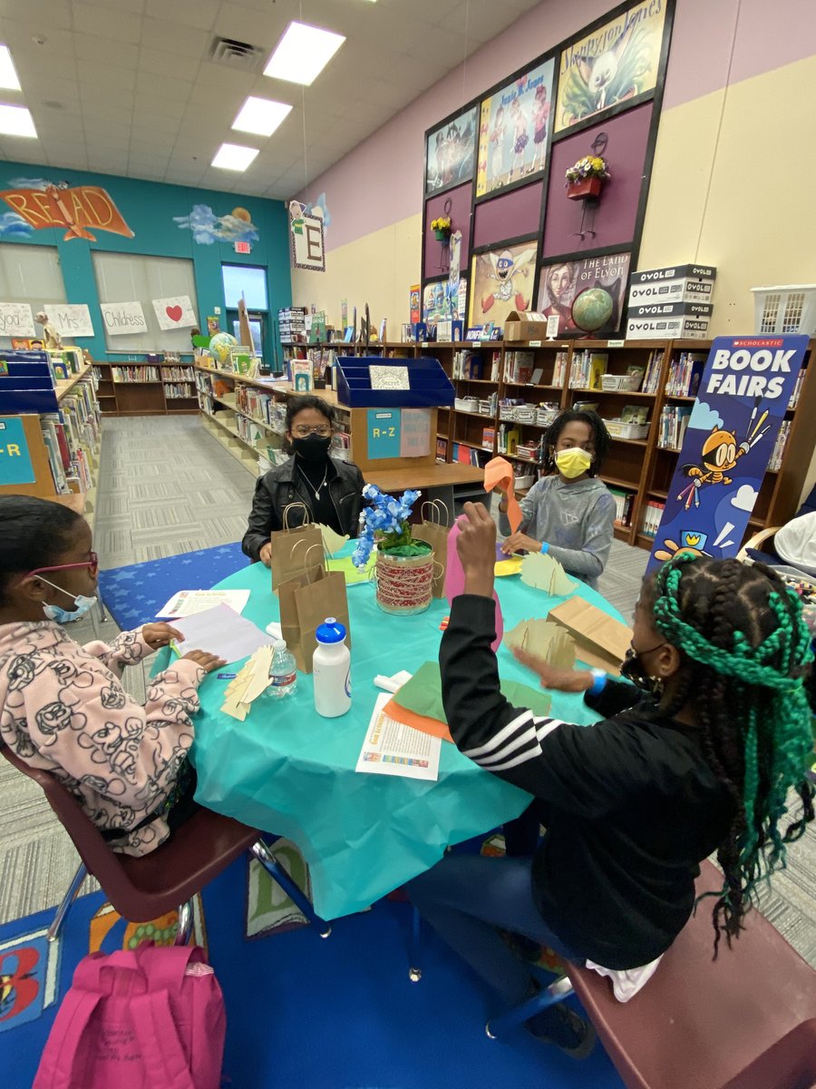 KPESstars's tweet photo. More than 26 #kpstars earned membership into the @TBABooks Bluebonnet Club by reading 5+ books 📚 from the 21/22 list. Students were treated to a donut breakfast and activities related to this year’s books! @TISDLib @TempleISD Temple Independent School District https://t.co/DGOFWrf9DJ
