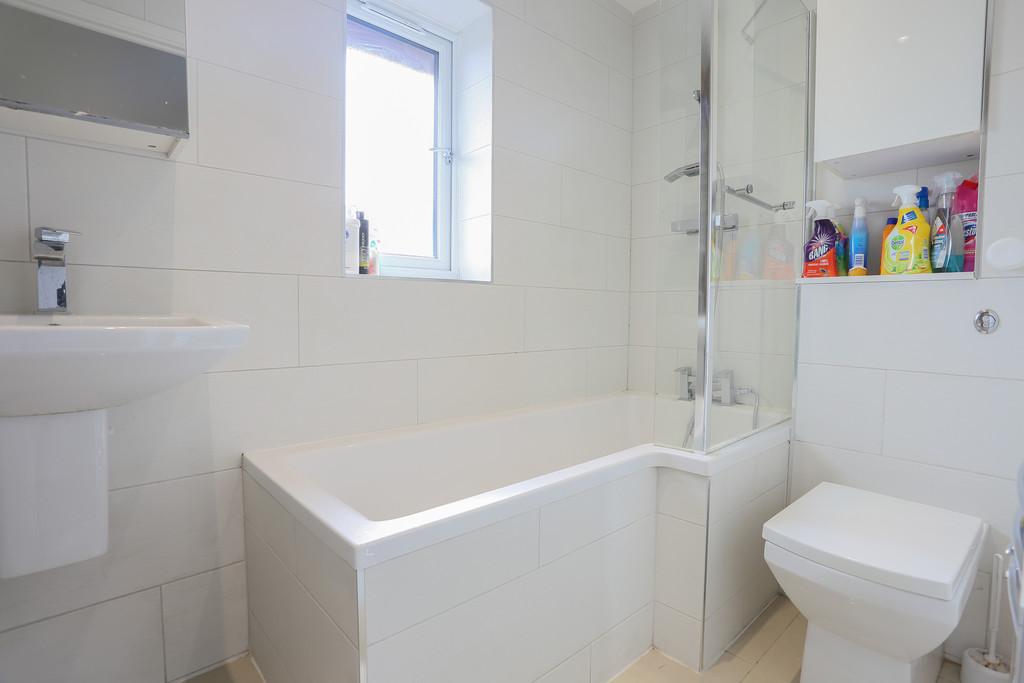 ssestateagents's tweet photo. ** NEW PROPERTY ** 🏠

* £299,995 * 

A two bedroom 2nd floor apartment located in Slough offered for sale with a tenant in situation. 

Click on the link in the comments below for more information or contact the office on 01753 911262 for further enquiries #housingmarket 🧡 https://t.co/6WDzsKWJHR
