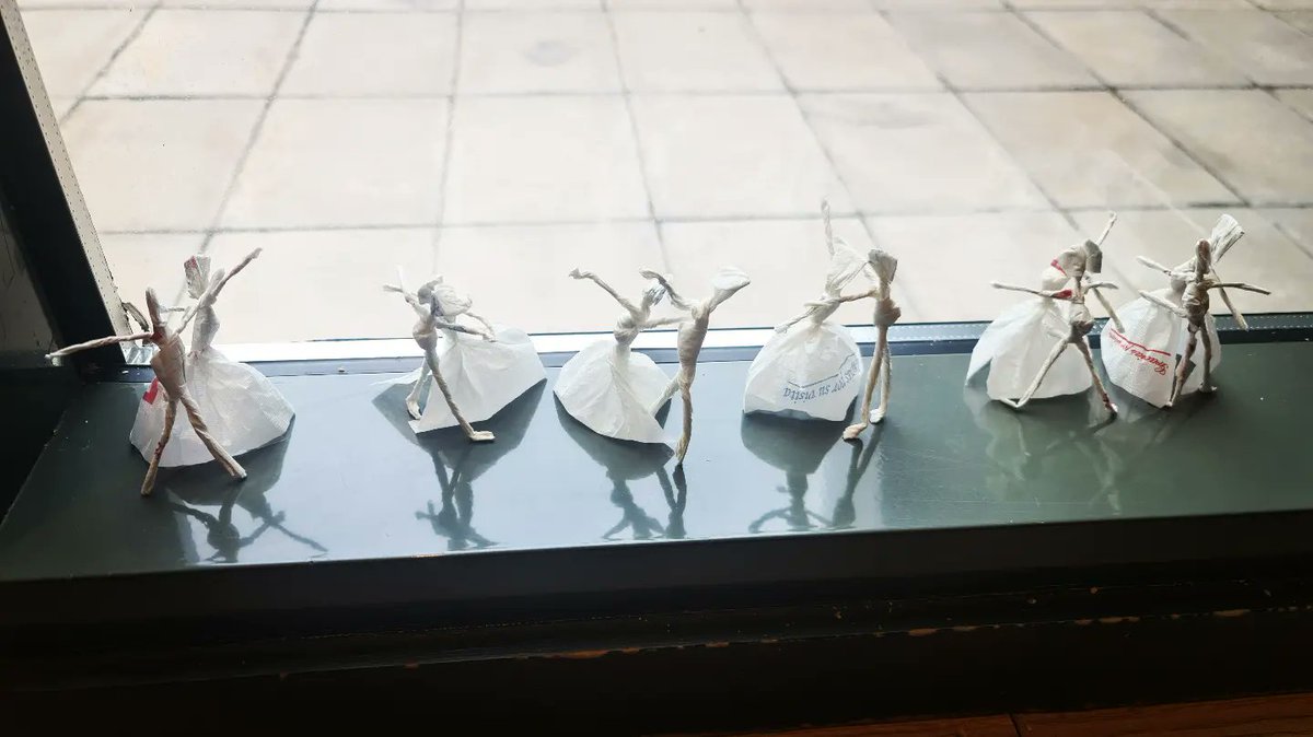 clinicogranada's tweet photo. 👉 Desde hace tiempo un artista misterioso deja estos bailarines hechos con servilletas en la cafetería del 🏥 @clinicogranada

Nos gustaría encontrar a esta persona que no deja de sorprendernos para agradecérselo de un modo especial 💚

¿Nos ayudáis? 🙏

#Twitter haz tu magia https://t.co/OT5WwpKh7X