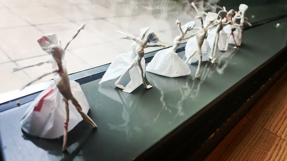 clinicogranada's tweet photo. 👉 Desde hace tiempo un artista misterioso deja estos bailarines hechos con servilletas en la cafetería del 🏥 @clinicogranada

Nos gustaría encontrar a esta persona que no deja de sorprendernos para agradecérselo de un modo especial 💚

¿Nos ayudáis? 🙏

#Twitter haz tu magia https://t.co/OT5WwpKh7X