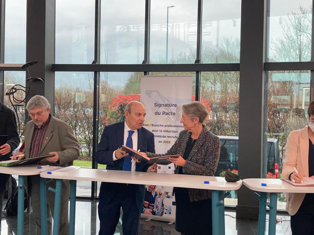 uimm's tweet photo. Pour faire face aux pénuries de compétences dans l’industrie, les partenaires sociaux de la branche, l'@UIMM, @CFDT, @Metalcfecgc et @fedefometaux et le @Travail_Gouv signent un pacte dans le cadre du plan de réduction des tensions de recrutement. #IndustrielsEngagés https://t.co/t2RvdZSMdo
