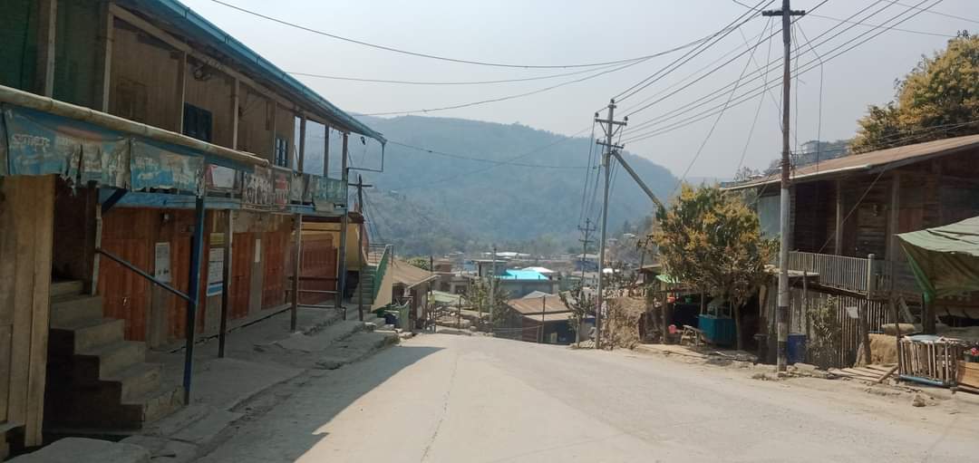 SaveMM99's tweet photo. Due to the Fighting between the Chin National Defense Force (CNDF) and the Genocidal Junta Terrorists in #Chin state,#Falam township has left the town uninhabited and silent, according to locals. Most of the locals had to flee due to excessive attacks by Junta.#2022Mar11Coup https://t.co/TLXk1c1YTa