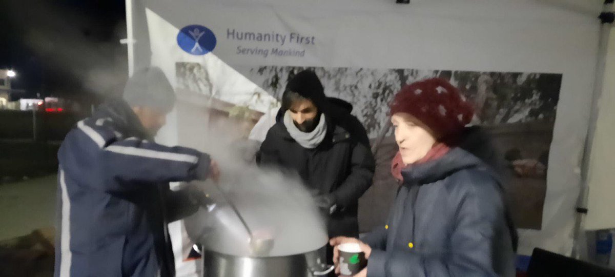 nasir9002's tweet photo. Almost 2 weeks #HumanityFirst German Team is serving the Ukrainian refugees at Poland Ukraine border under tough weather conditions 
Support the cause https://t.co/EJlVh1eXKN 
#Ahmadiyya #StopTheWar #Peace https://t.co/J5ycEgzz2u