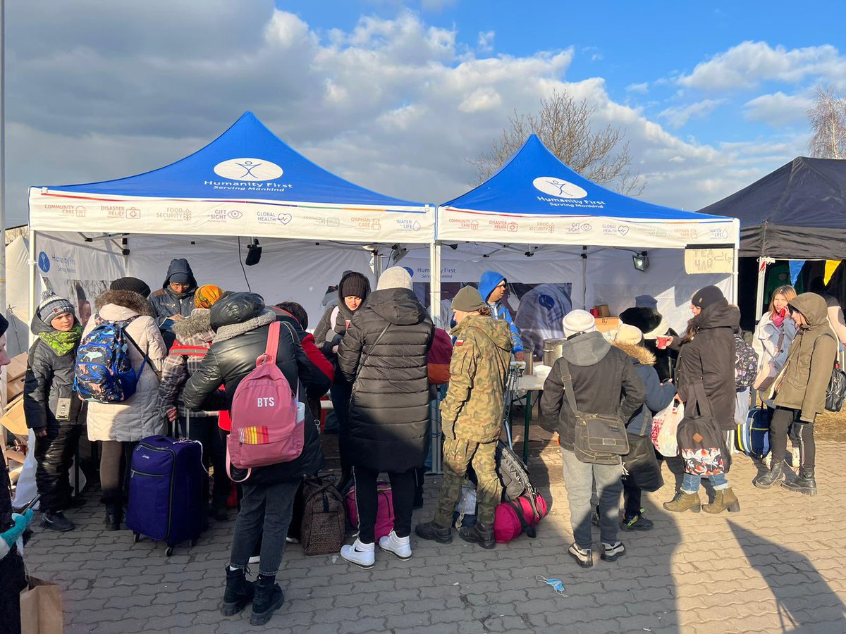 nasir9002's tweet photo. Almost 2 weeks #HumanityFirst German Team is serving the Ukrainian refugees at Poland Ukraine border under tough weather conditions 
Support the cause https://t.co/EJlVh1eXKN 
#Ahmadiyya #StopTheWar #Peace https://t.co/J5ycEgzz2u