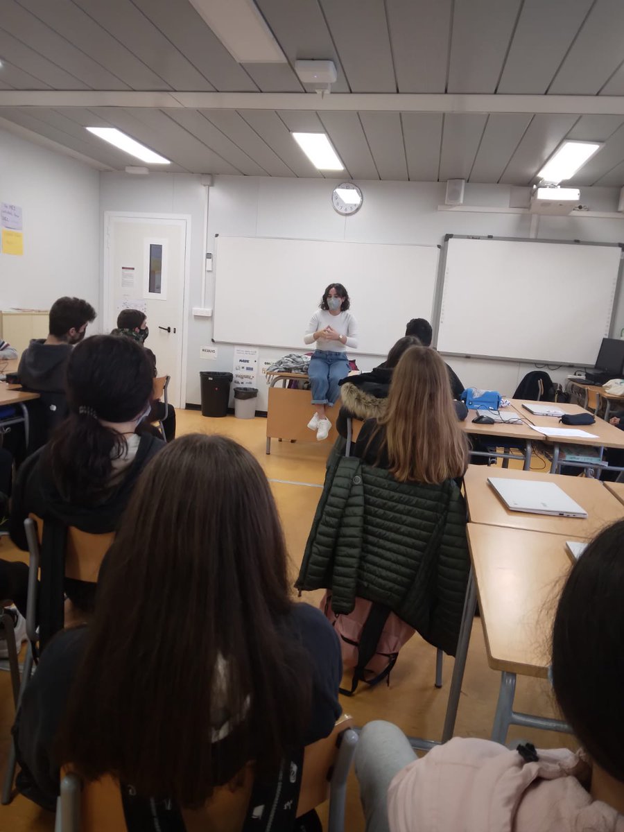 ie_martamata's tweet photo. Aquesta setmana a 3r d'ESO ens ha visitat la Irene Gonzalo @correrperviure. Ella és transplantada de fetge i hem estat parlant de la importància de les donacions de sang, òrgans i teixits. Si ens fem donants d'òrgans podem salvar fins a 8 vides. Projecte Dona Sang #SecIEMM https://t.co/0GZZiGwhlv