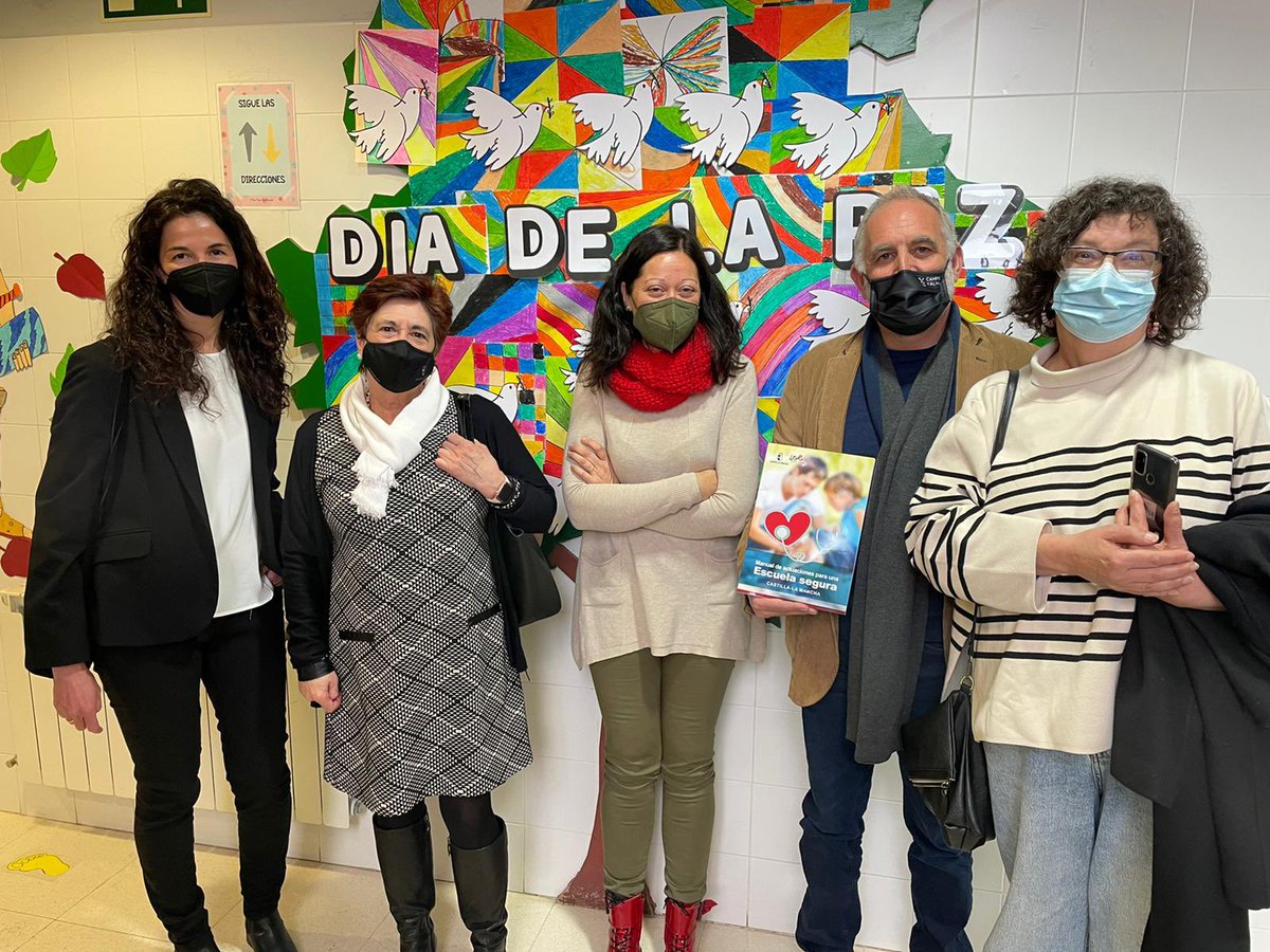 JCCMGuadalajara's tweet image. La delegada de Sanidad, el delegado de Educación y la presidenta de Alerguada presentan al CEIP La Espiga de #Azuqueca el 📒´Manual de actuaciones para una Escuela Segura en CLM´ para que su personal pueda actuar de forma correcta e inmediata ante una eventualidad sanitaria.