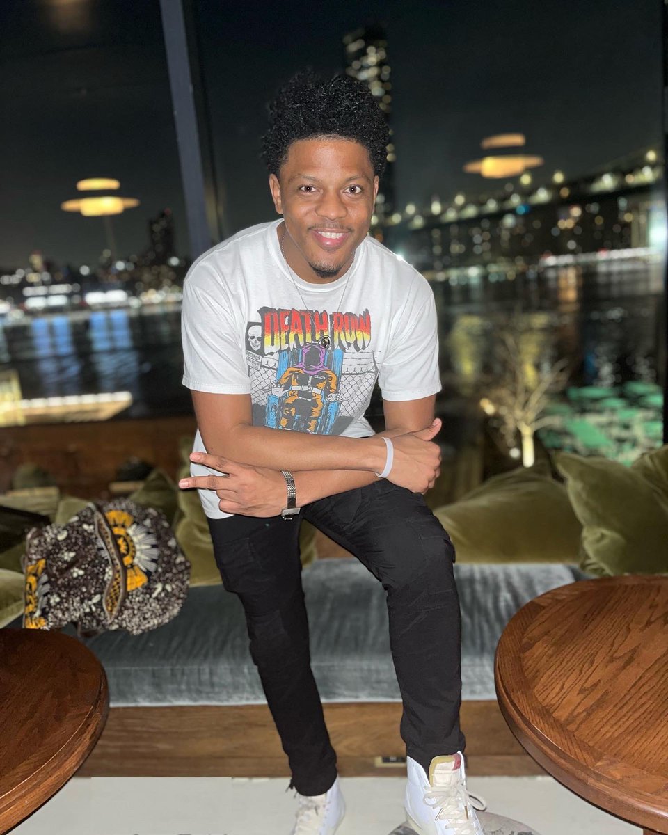 descendent__'s tweet photo. “Got ambitions with sitting on millions 💰. On a private island 🏝 laidback and chillin’ 😎.”
Shoutout #QSTV 📺 (@Marcus__Machado & @vicky_casis ) for having me do my thing 🎤 last night during their “Fashion Meets Music” event @sohohouse in Brooklyn!
📸 @kingjamrockah https://t.co/LlogD5pAGD