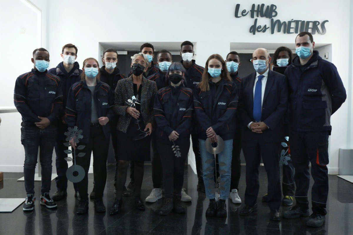 Elisabeth_Borne's tweet photo. Le secteur de la métallurgie propose de très beaux métiers qui rencontrent des difficultés de recrutement.

Le pacte que nous signons aujourd'hui avec la branche va nous permettre d'y répondre en mettant en place, dans le secteur, le plan de réduction des tensions de recrutement. https://t.co/WAkXczuBJl