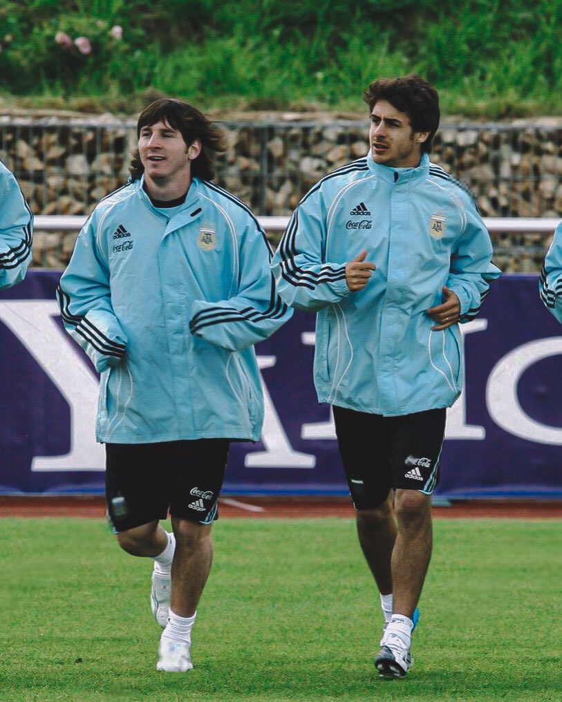 MundoAlbicelest's tweet photo. Lionel Messi and his idol Pablo Aimar with the Argentina national team. https://t.co/opYGN5lhUn