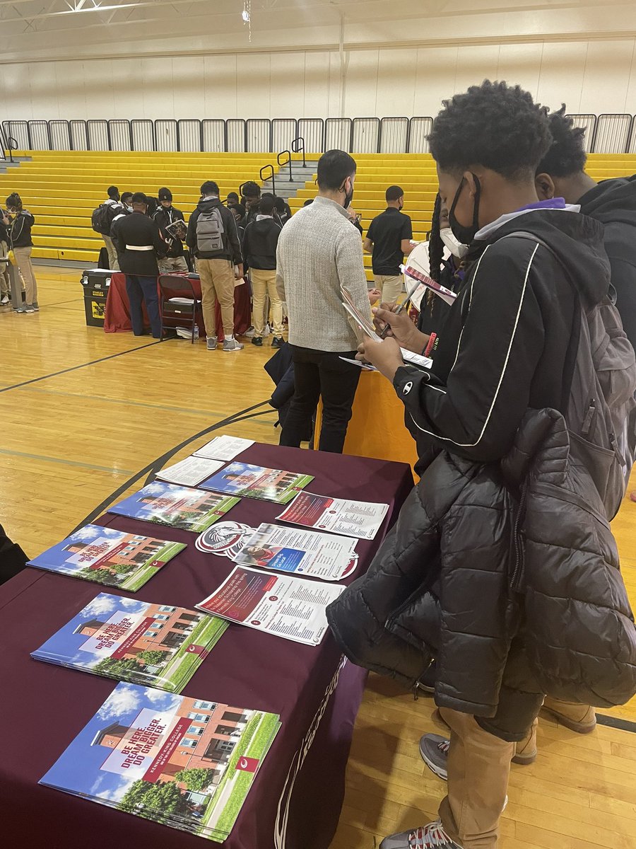 KKCRecruiterJG's tweet photo. Having a great time at Collins Highschool for their Senior College Fair! These students are excited to learn more about @KK_College 😆 @KKCEnrollment @ChiCityColleges https://t.co/5ltKQt4hwo