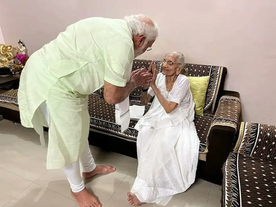 DhunniB's tweet photo. 4 राज्यों में ऐतिहासिक विजय प्राप्त करने के बाद अपनी पूज्य माता जी के साथ मा• प्रधानमंत्री श्री @narendramodi जी… https://t.co/2yg1inEtMk