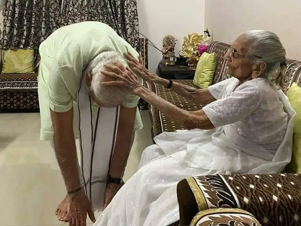 DhunniB's tweet photo. 4 राज्यों में ऐतिहासिक विजय प्राप्त करने के बाद अपनी पूज्य माता जी के साथ मा• प्रधानमंत्री श्री @narendramodi जी… https://t.co/2yg1inEtMk