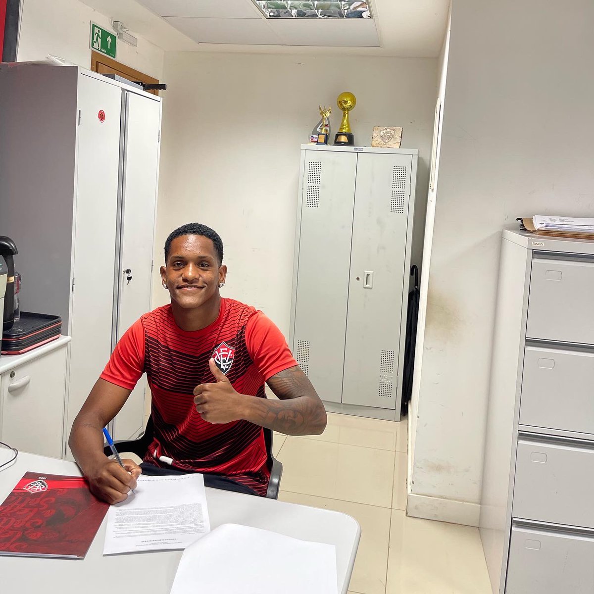 YuriiOli02's tweet photo. Toda honra e toda glória seja dada a ti senhor, fechado com o leão, obrigado @ECVitoria pela oportunidade de vestir essa camisa de peso do futebol brasileiro, vamos juntos em busca dos nossos objetivos!🔴⚫️👊🏾🦁
#soumaisvitoria1899 https://t.co/Wgz106KFI6