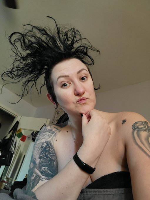 I have a sinus infection and I've been in bed for 72+ hours. Check out this epic bed head though! 🤧 https://t