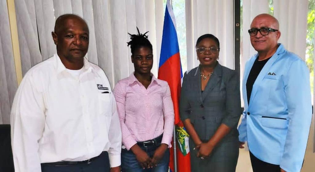 La Ministre Raymonde Rival a accueilli la championne de boxe Saintélise Jean le jeudi 10 mars 2022. En présence du président de la Fédération Haïtienne de Boxe, M. Pierre Eddy Daniel, Madame Rival et la talentueuse boxeuse ont échangé pendant un long moment.  1/2