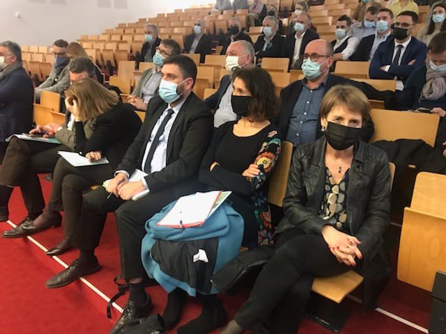 AnneSanderElue's tweet photo. À l'AG des @JeunesAgri_67 j'ai porté le message de la @regiongrandest. Un message d'ambition en faveur du renouvellement des générations. Parmi nos priorités régionales, la simplification des procédures et la formation. @JeanROTTNER https://t.co/yoaN0MmXrn