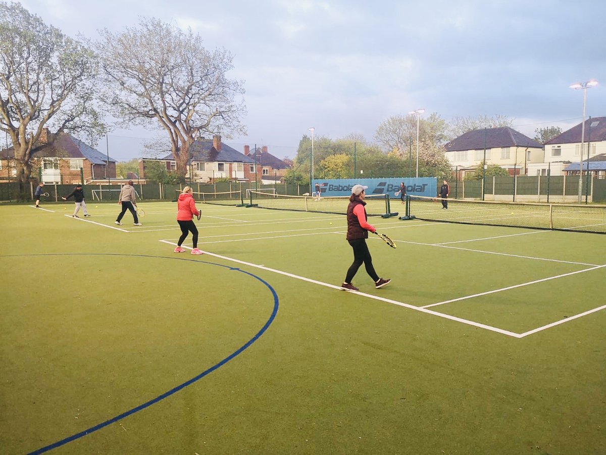 BeechcroftTMC's tweet photo. RUSTY RACKETS THIS EVENING, WHO'S COMING? #RUSTYRACKETS #TENNISCOURT #TENNISLIFE @the_LTA @TennisSmart @healthybrum @SPORTBHAM https://t.co/mQY3pFisEh