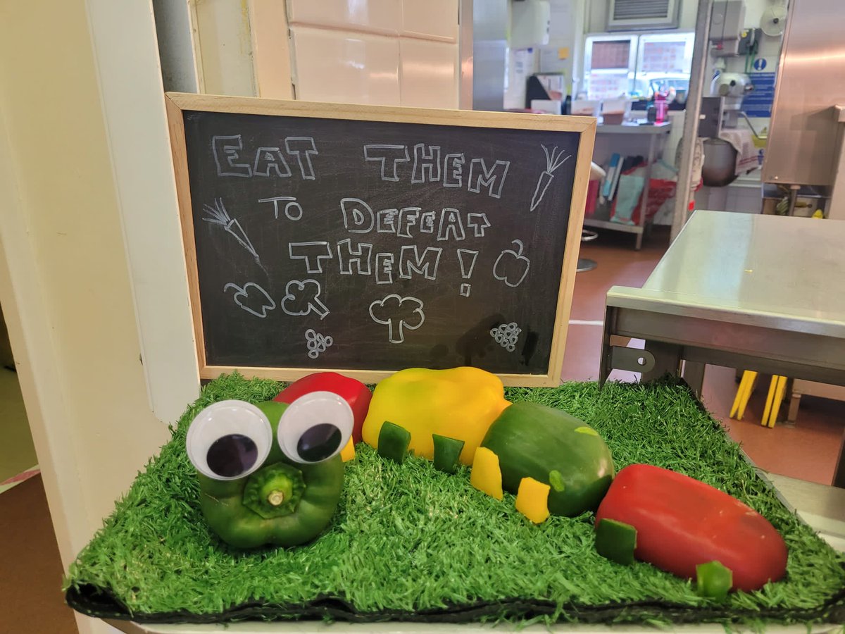 caterlink_ltd's tweet photo. The #ETTDT Pepper Caterpillar on display at Park Lane Infants, Reading 🥳 @VegPowerUK #Peppers #EatMoreVeg https://t.co/Ez1BpheDVt