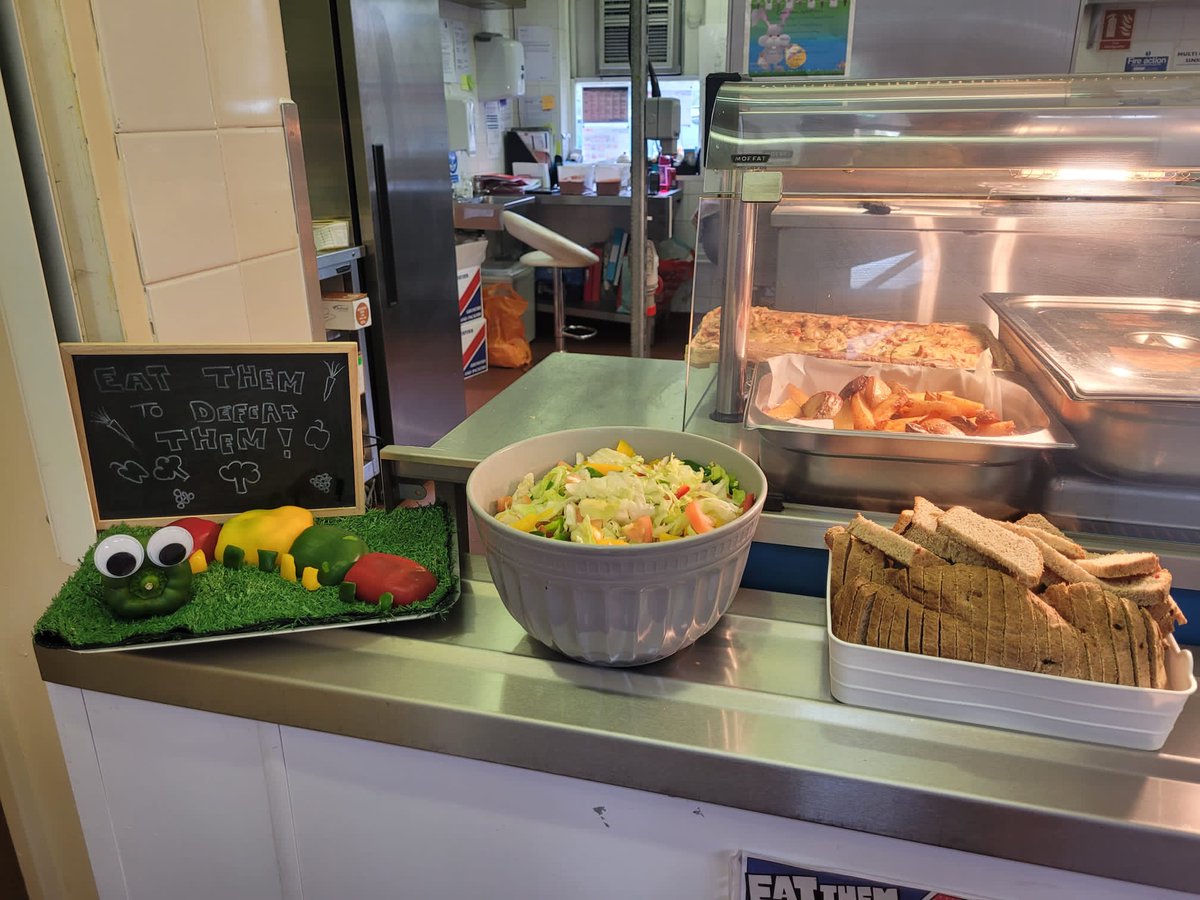caterlink_ltd's tweet photo. The #ETTDT Pepper Caterpillar on display at Park Lane Infants, Reading 🥳 @VegPowerUK #Peppers #EatMoreVeg https://t.co/Ez1BpheDVt
