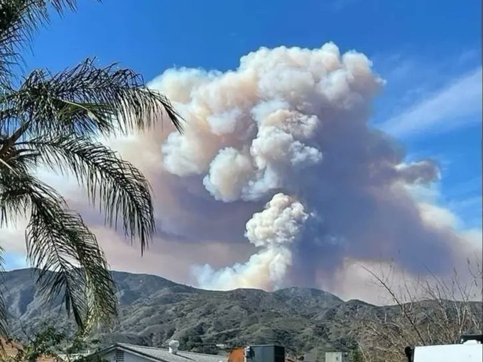 CodeRed001Blue's tweet photo. 7:02pm 3/10/2022 VEGETATION FIRE #JimFire near Holy Jim Canyon & Trabuco Creek Road, northeast of Rancho Santa Margarita Orange County. The fire is held at 553 acres and is 90% contained.
https://t.co/ZR8XrOpXwx https://t.co/1jyZGwNbAx