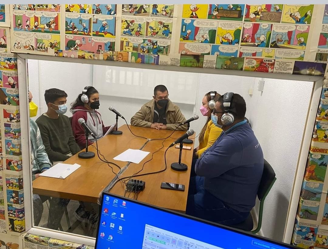 El Concejal de Servicios Sociales, José Miguel Hernández, y la Concejala de Educación, Haridian Martín, fueron partícipes en el programa "Personalidades en el Colegio", inaugurado por el CEIP Julián Zafra en su emisora de radio escolar 𝐉𝐮𝐥𝐢𝐚́𝐧 𝐙 𝐑𝐚𝐝𝐢𝐨.