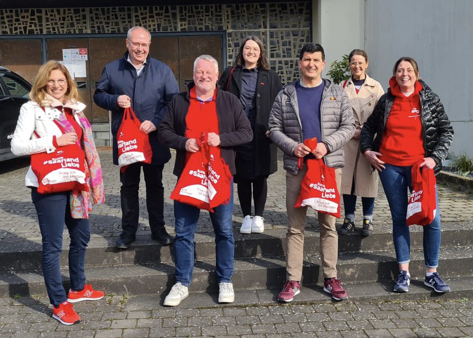 Die @spdrlp war heute mit den saarländischen Genoss:innen zu #Hausbesuchen in #Dudweiler unterwegs. Tolle Stimmung, gute Gespräche, Sonnenschein... hat richtig Freude gemacht! Ihr rockt das am 27. März!!#EchteSaarlandliebe #BesteNachbarn