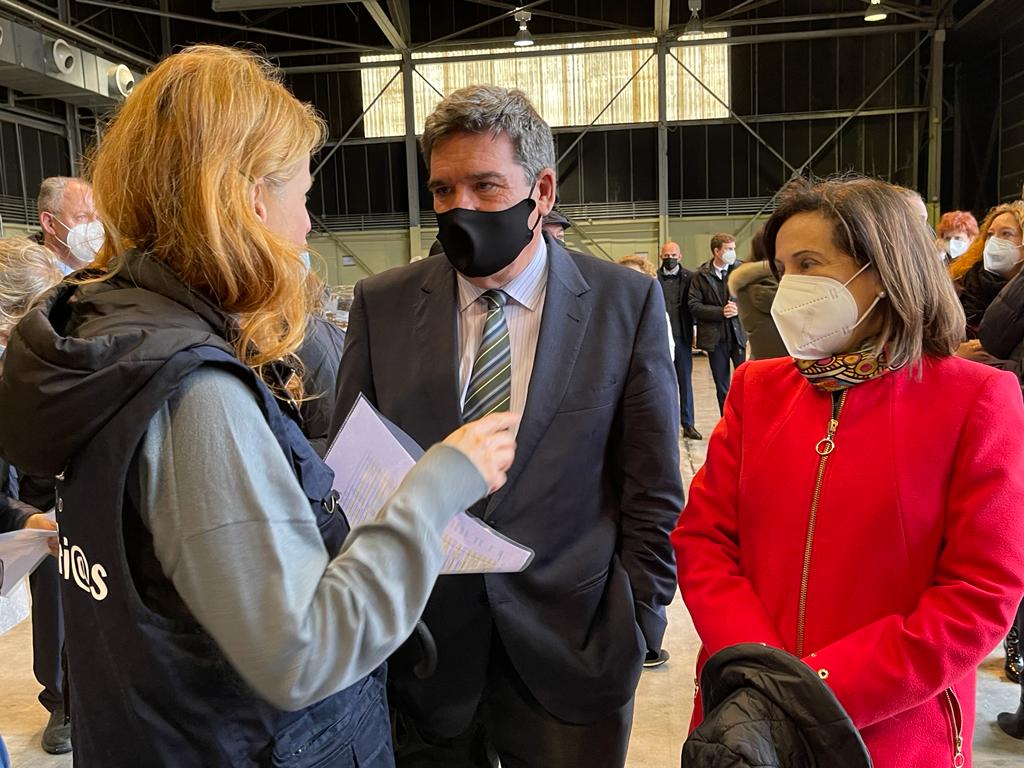 desdelamoncloa's tweet photo. Acaba de aterrizar el vuelo de @Defensagob con los 25 niños y niñas ucranianos enfermos de cáncer, y sus familias, que continuarán con sus tratamientos en España gracias a @SEHOP2.

Además, han llegado otras 22 personas procedentes de Ucrania que serán acogidas por @inclusiongob. https://t.co/XxSBKkaGQu