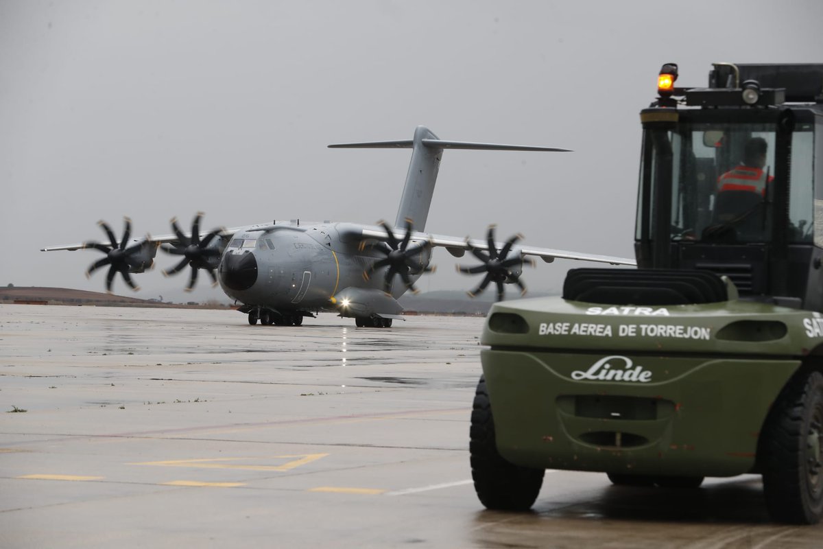 desdelamoncloa's tweet photo. Acaba de aterrizar el vuelo de @Defensagob con los 25 niños y niñas ucranianos enfermos de cáncer, y sus familias, que continuarán con sus tratamientos en España gracias a @SEHOP2.

Además, han llegado otras 22 personas procedentes de Ucrania que serán acogidas por @inclusiongob. https://t.co/XxSBKkaGQu