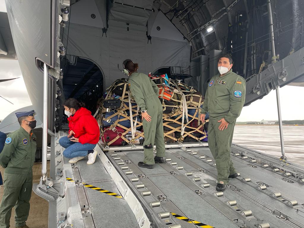 desdelamoncloa's tweet photo. Acaba de aterrizar el vuelo de @Defensagob con los 25 niños y niñas ucranianos enfermos de cáncer, y sus familias, que continuarán con sus tratamientos en España gracias a @SEHOP2.

Además, han llegado otras 22 personas procedentes de Ucrania que serán acogidas por @inclusiongob. https://t.co/XxSBKkaGQu