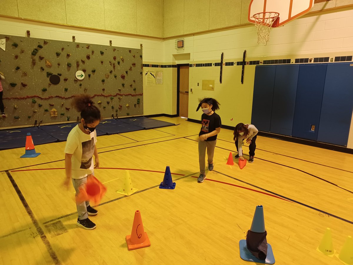 PELTES1's tweet photo. 1st and 2nd working on some rhythmic activities!  And becoming shoe tying experts. @LondonTowneFCPS @LTES_FCPS_PTA https://t.co/i4TfTS8H1e