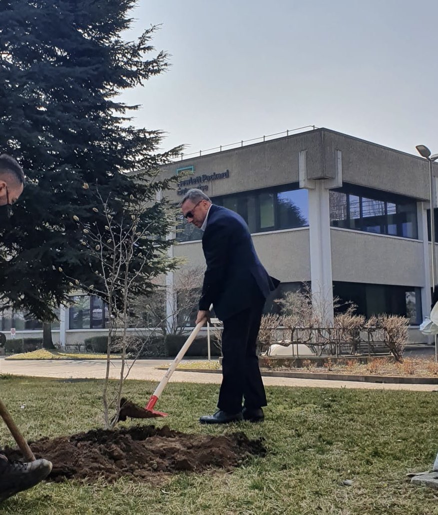 claudio_bassoli's tweet image. Per M&apos;illumino di Meno, la giornata del risparmio energetico e degli stili di vita sostenibili di @Raiperilsociale, @RaiRadio2 e @Caterpillarrai, abbiamo piantato alberi di Magnolia nella nostra sede di Cernusco sul Naviglio. #sostenibilità #transizioneecologica