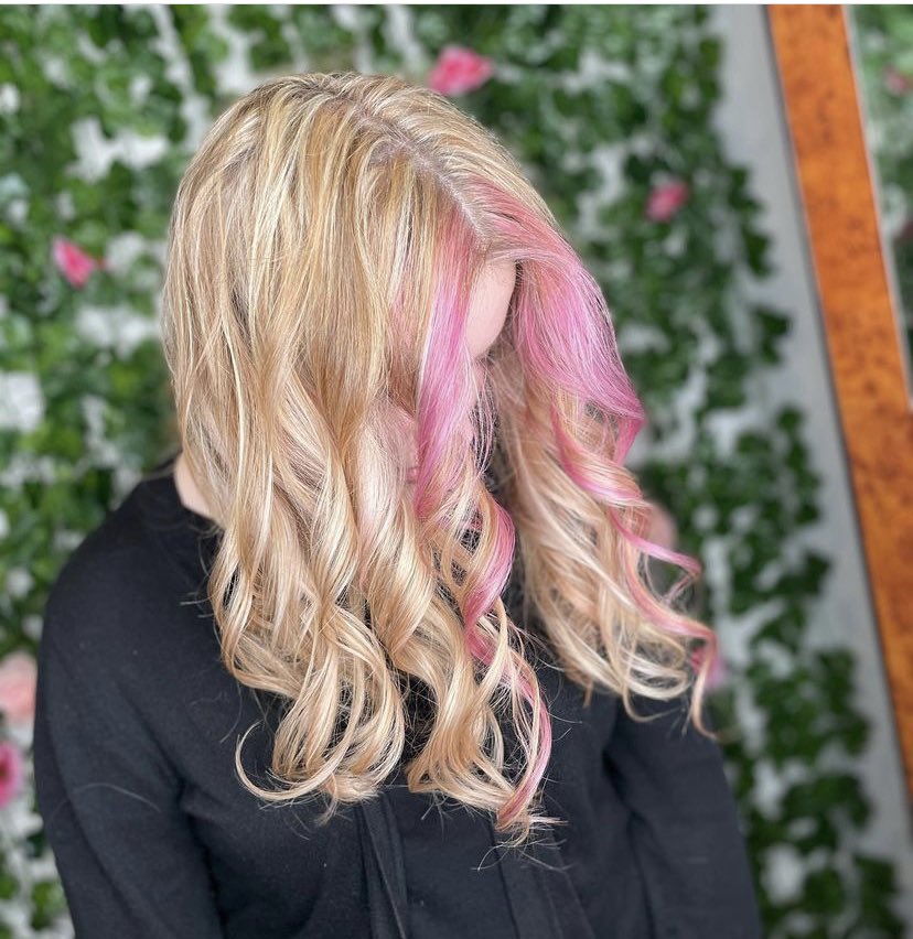 Trying the new Aveda pink 😍
Colour by Helen styled by Georgia ❤️

#aveda #avedacolour #pinkhair #Enfield #purehairandbeauty