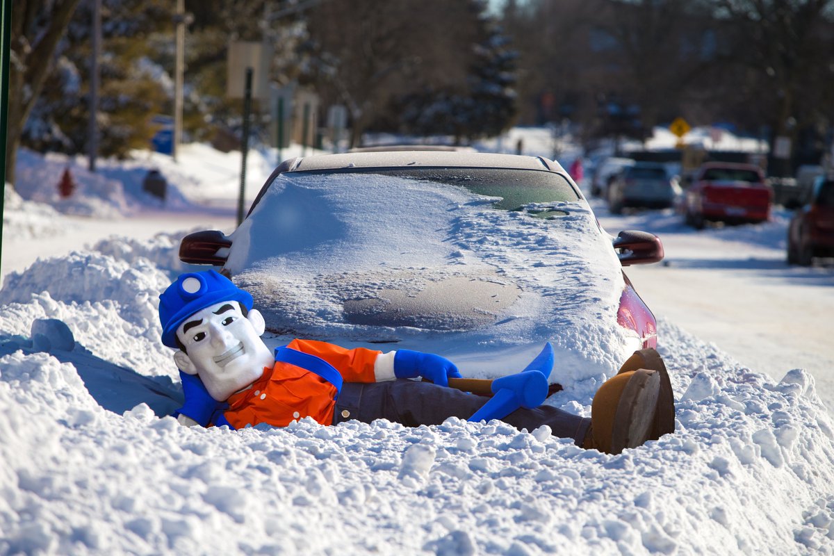 uwplatteville's tweet photo. Nope... it's no problem, #Pioneers! You guys go on ahead there. Have a great #springbreak2022! Have some fun in the sun. #PioneerPete has no problem holding down the fort until you guys get back. The cold never bothered him anyway...#WisconsinSpring @uwp_pioneers #uwplatteville https://t.co/toSkM4xvrF