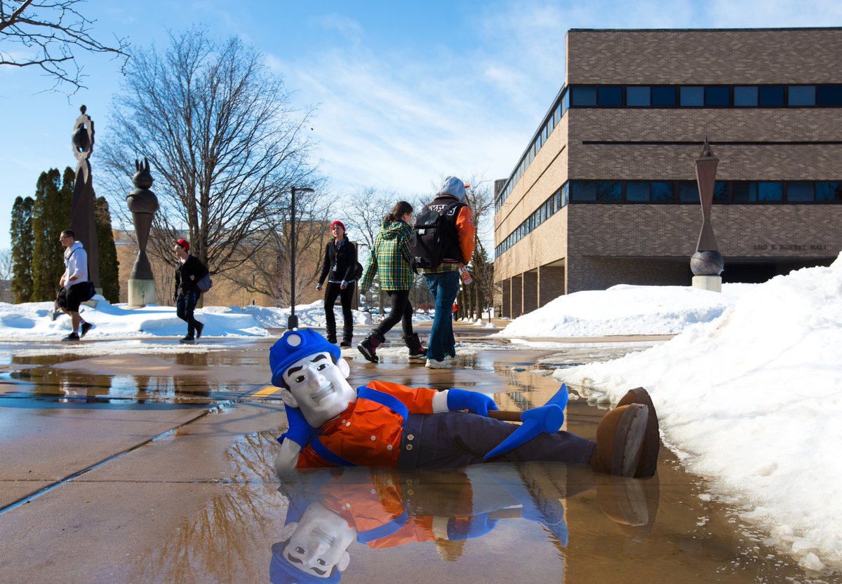 uwplatteville's tweet photo. Nope... it's no problem, #Pioneers! You guys go on ahead there. Have a great #springbreak2022! Have some fun in the sun. #PioneerPete has no problem holding down the fort until you guys get back. The cold never bothered him anyway...#WisconsinSpring @uwp_pioneers #uwplatteville https://t.co/toSkM4xvrF