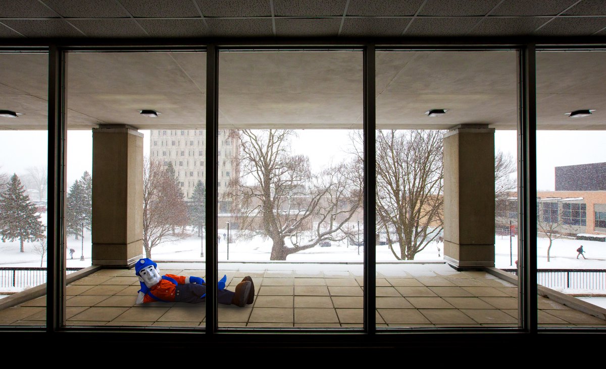 uwplatteville's tweet photo. Nope... it's no problem, #Pioneers! You guys go on ahead there. Have a great #springbreak2022! Have some fun in the sun. #PioneerPete has no problem holding down the fort until you guys get back. The cold never bothered him anyway...#WisconsinSpring @uwp_pioneers #uwplatteville https://t.co/toSkM4xvrF