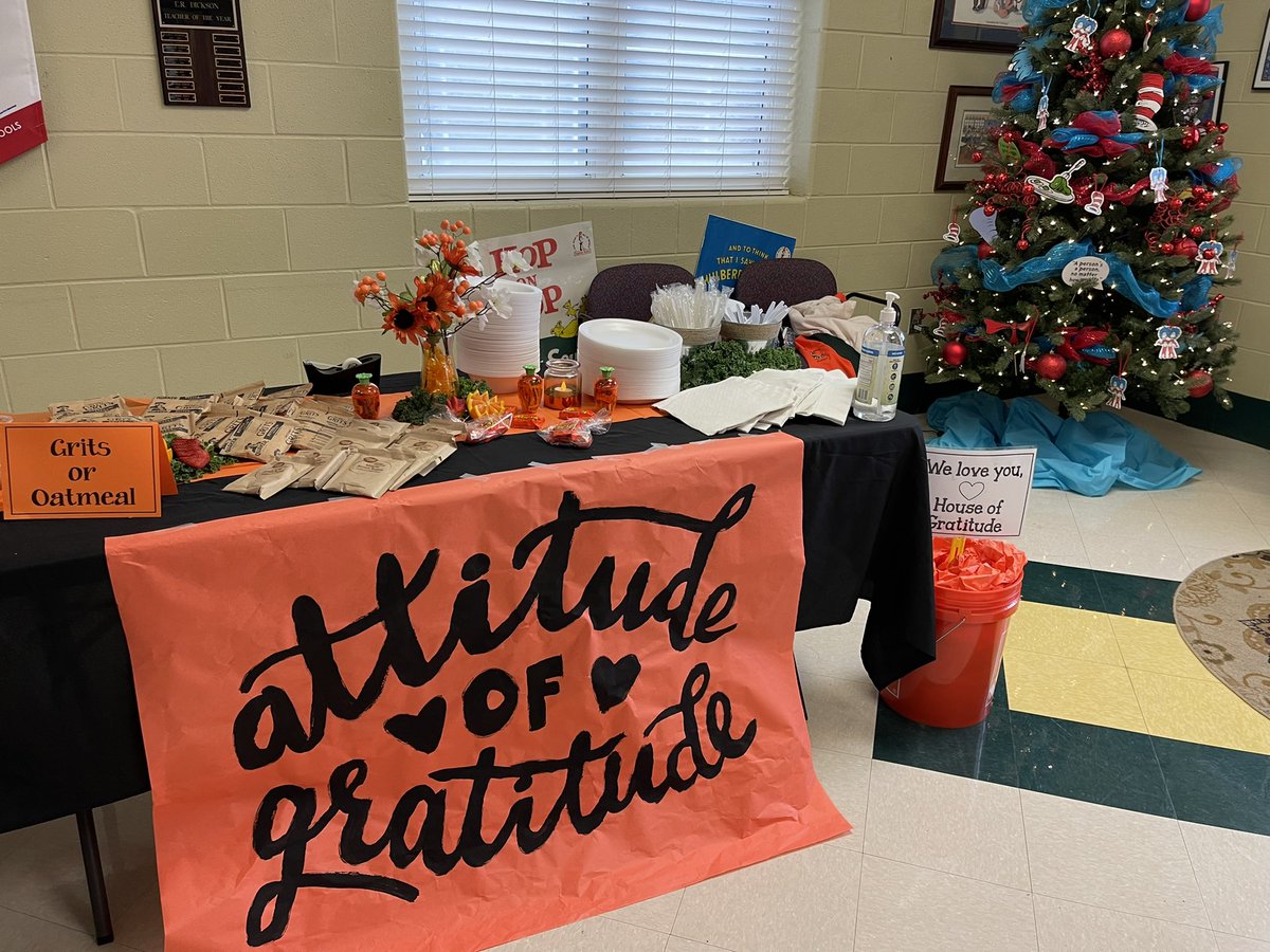 House of Gratitude Breakfast!! <a href="/DicksonTigers/">E.R. Dickson Tigers</a> @MicaelaMRoss <a href="/AlexisMoran2nd/">Alexis Moran</a> <a href="/ExceptionalERD/">Mrs. Johnston</a>