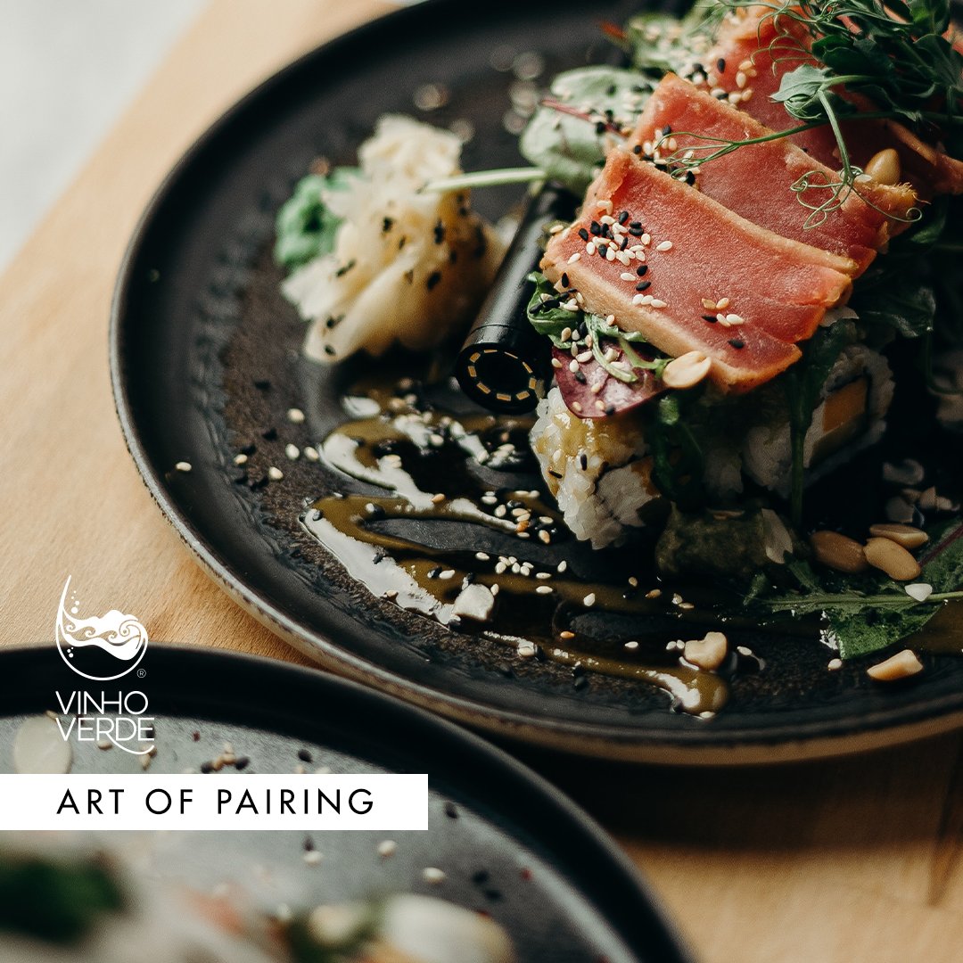 vinhoverdewines's tweet photo. When pairing wines with seafood, keep in mind flavor and texture. A meatier fish like seared tuna pairs well with a complex and aged Vinho Verde wine, as it can stand up to the more robust flavors. Try this combination alongside a sushi roll with ponzu and ginger. https://t.co/iD1Qkmy74D