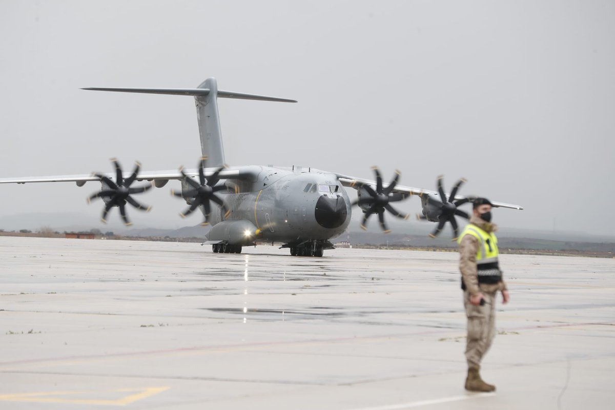 Defensagob's tweet photo. Aterriza en Madrid un A400 del @EjercitoAire con 25 niños ucranianos enfermos de cáncer, y sus familiares, para reanudar su tratamiento interrumpido por la guerra. En el vuelo han venido también otros 22 desplazados de 🇺🇦 https://t.co/QzIaMb7Ai5