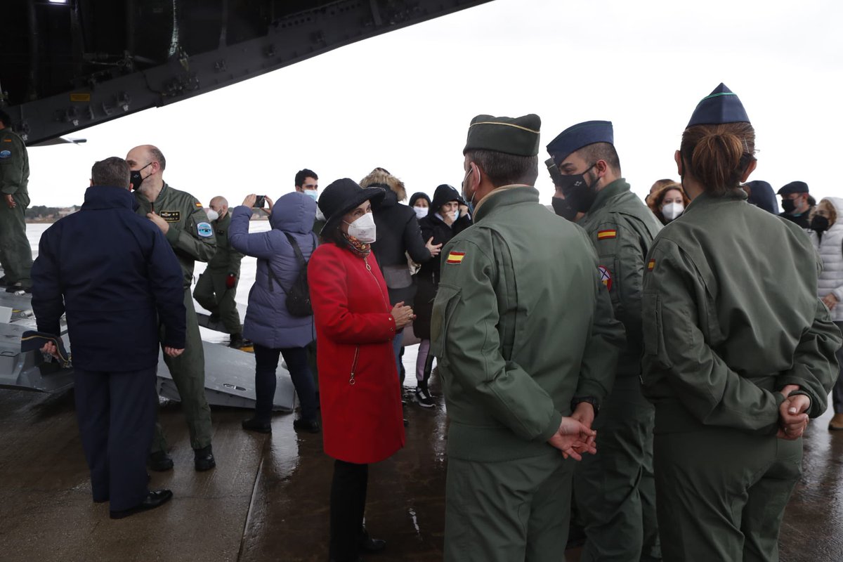 Defensagob's tweet photo. Aterriza en Madrid un A400 del @EjercitoAire con 25 niños ucranianos enfermos de cáncer, y sus familiares, para reanudar su tratamiento interrumpido por la guerra. En el vuelo han venido también otros 22 desplazados de 🇺🇦 https://t.co/QzIaMb7Ai5