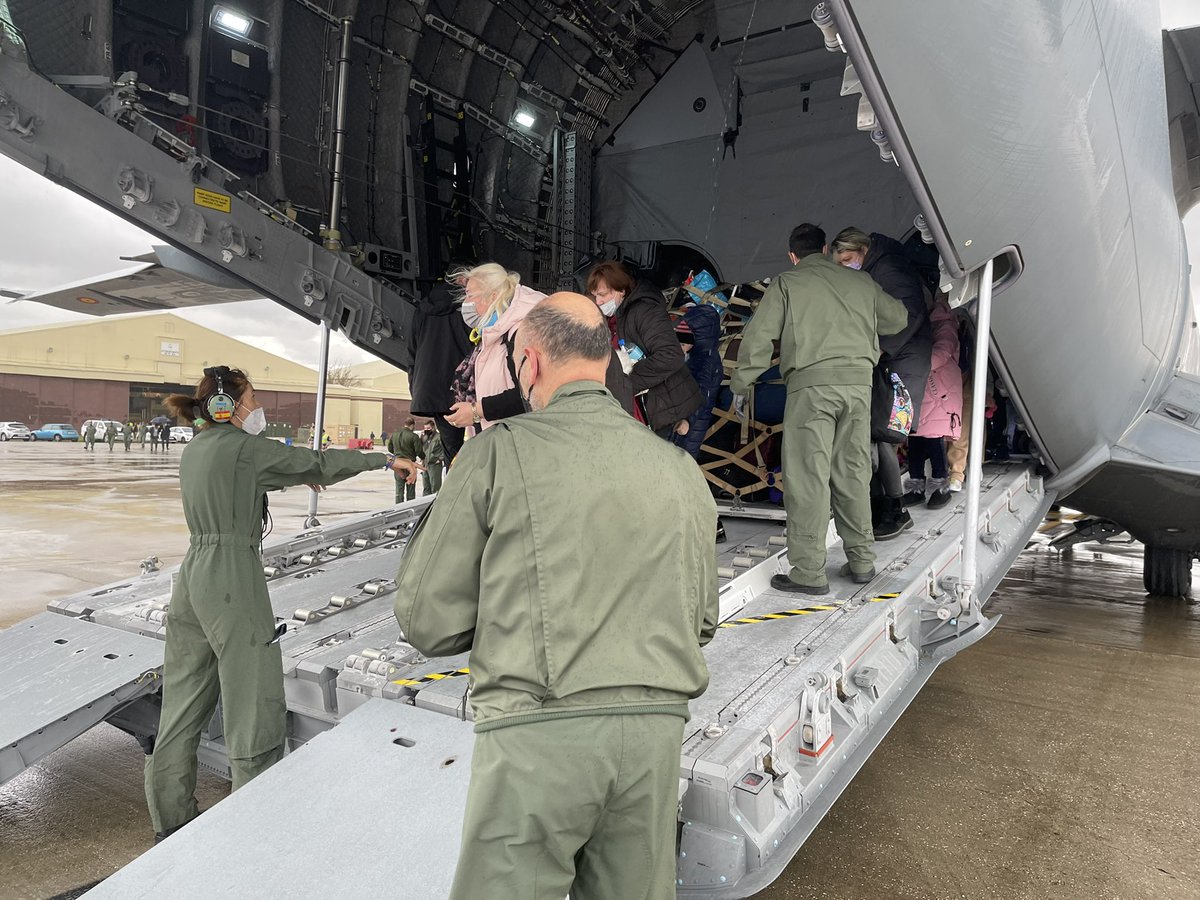 Defensagob's tweet photo. Aterriza en Madrid un A400 del @EjercitoAire con 25 niños ucranianos enfermos de cáncer, y sus familiares, para reanudar su tratamiento interrumpido por la guerra. En el vuelo han venido también otros 22 desplazados de 🇺🇦 https://t.co/QzIaMb7Ai5