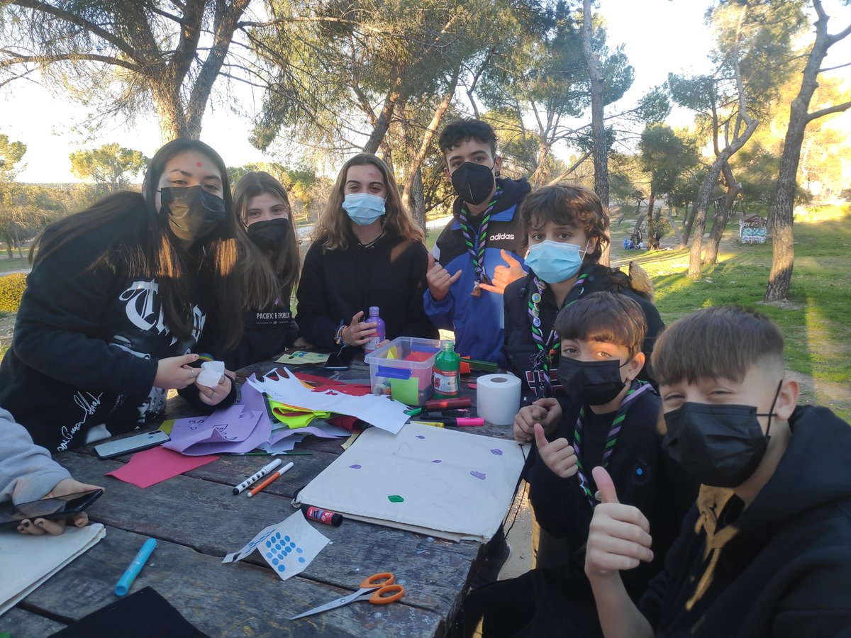 ScoutPlaneta's tweet photo. ¡Toca mancharse las manos! 🖌️

La tropa ha estado diseñando y pintando sus nuevas mochilas de patrulla, para tener su respectivo material bien guardado ✨

¡Son unas artistas! 🎨 https://t.co/jYatdrPMBL