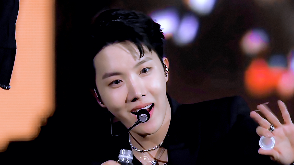 218DH's tweet photo. 🥺👋🤍 #호석 #JHOPE @BTS_twt https://t.co/TVDMg4fFMZ