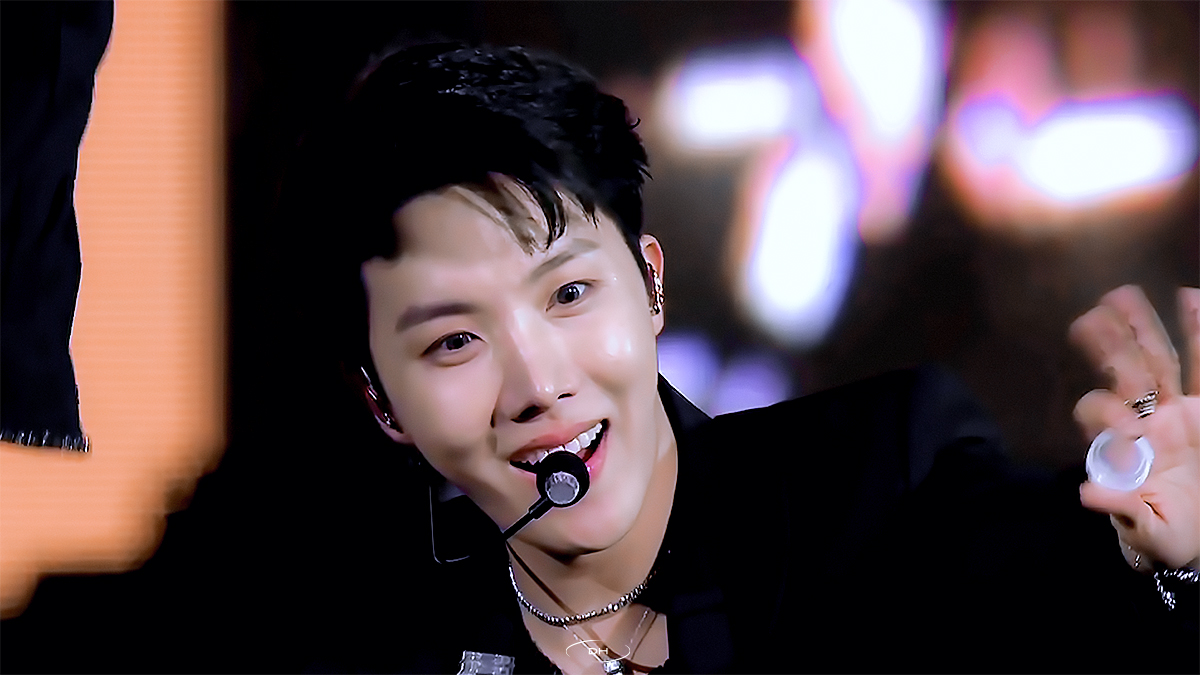 218DH's tweet photo. 🥺👋🤍 #호석 #JHOPE @BTS_twt https://t.co/TVDMg4fFMZ