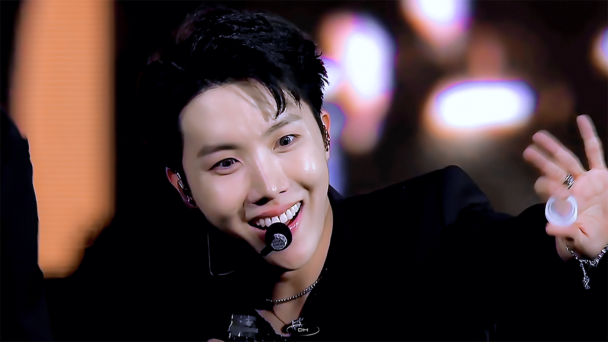 218DH's tweet photo. 🥺👋🤍 #호석 #JHOPE @BTS_twt https://t.co/TVDMg4fFMZ