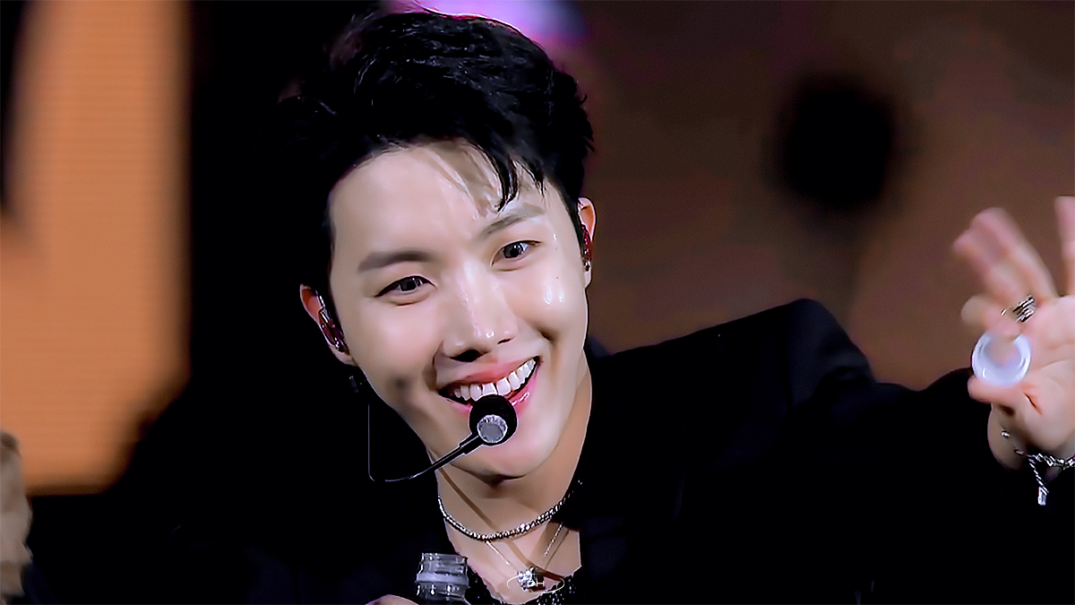 218DH's tweet photo. 🥺👋🤍 #호석 #JHOPE @BTS_twt https://t.co/TVDMg4fFMZ